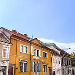 November Apartment - Newly Renovated Central Apartment Near Theatre, Old Town