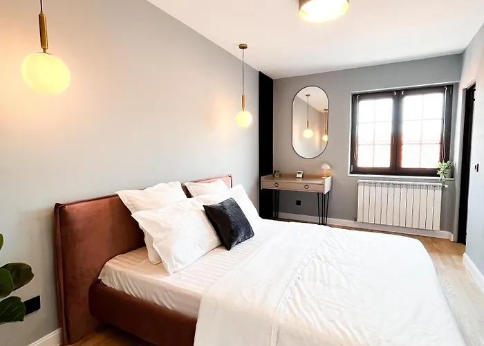 November Apartment - Newly Renovated Central Apartment Near Theatre, Old Town