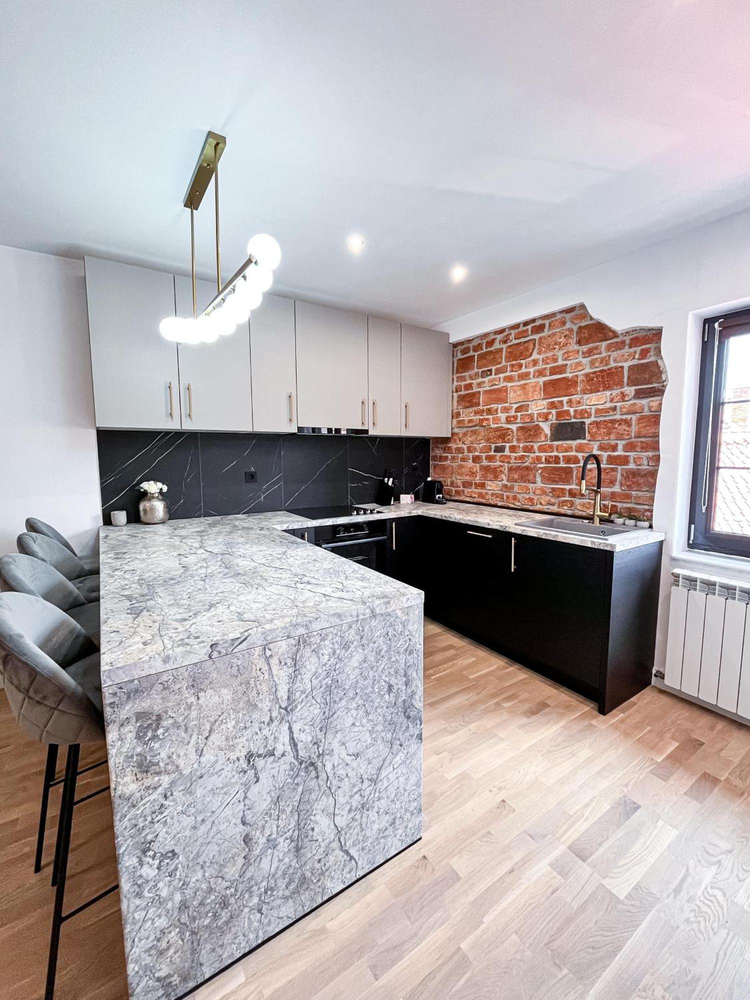 November - Newly Renovated Near Theatre, Old Town Apartament Brașov