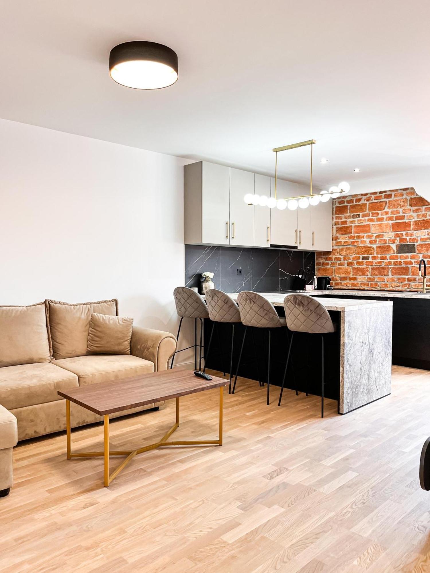 November - Newly Renovated Near Theatre, Old Town Apartament Brașov