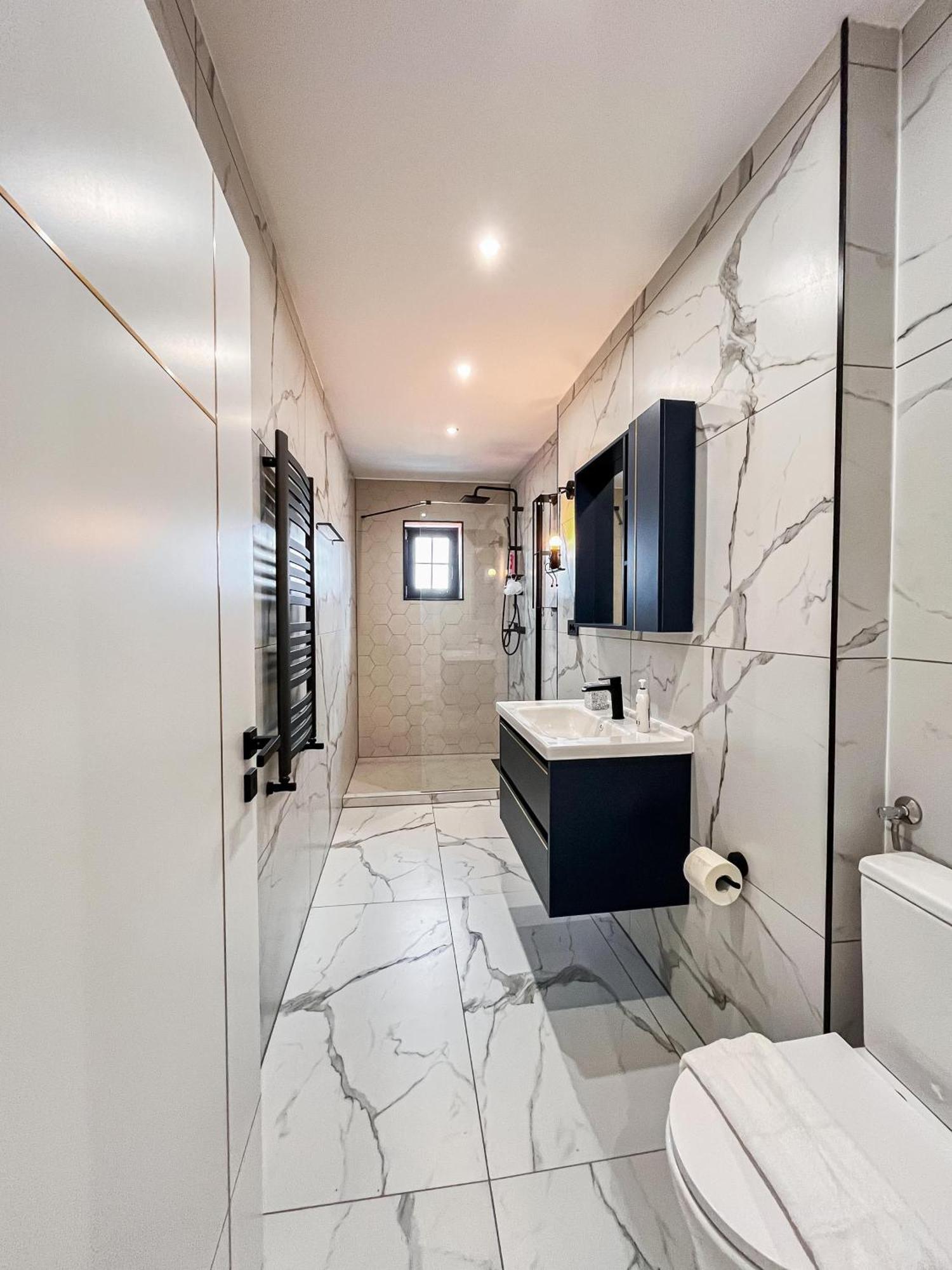 November - Newly Renovated Near Theatre, Old Town Apartament