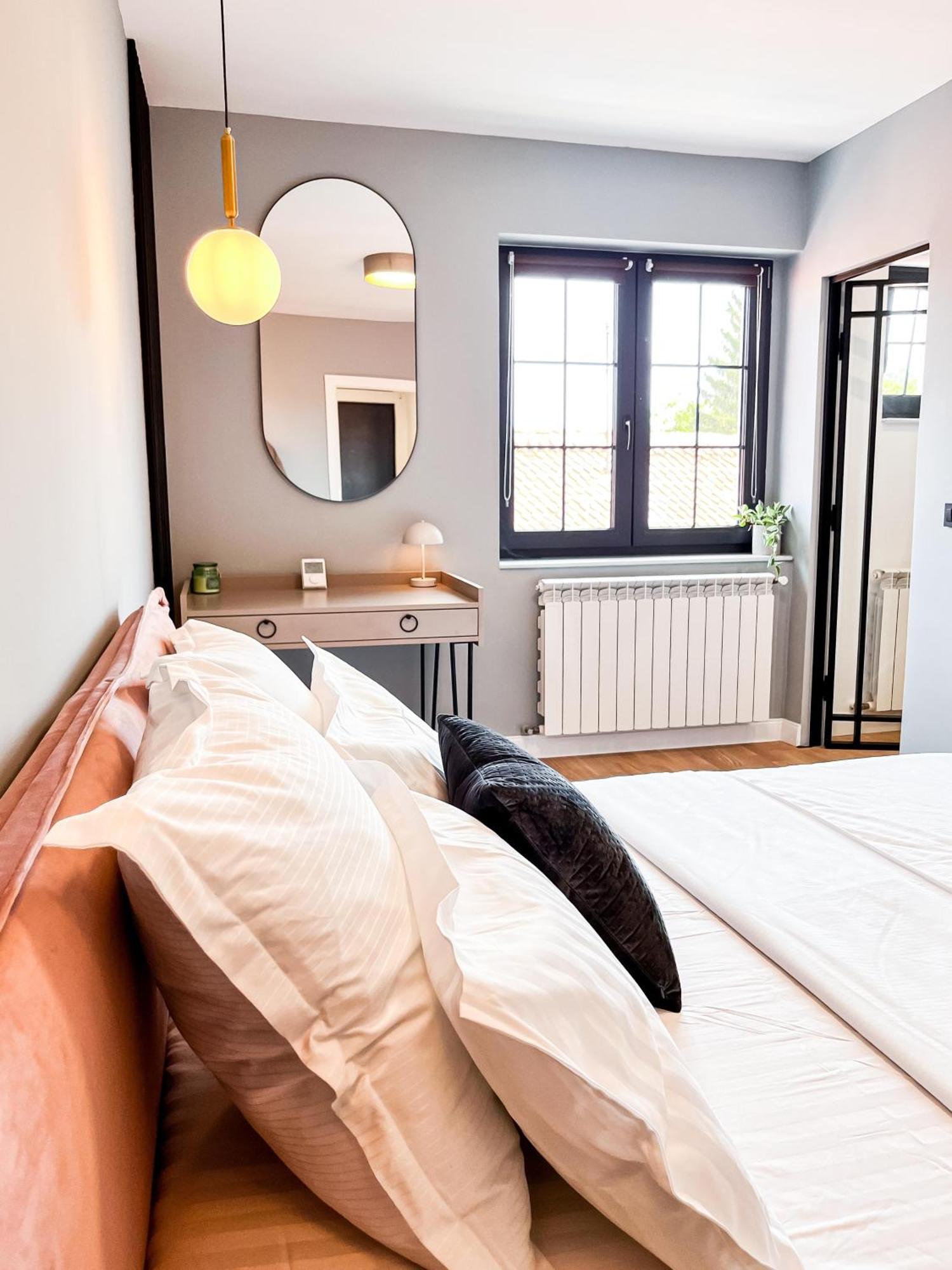 November - Newly Renovated Near Theatre, Old Town Apartament *